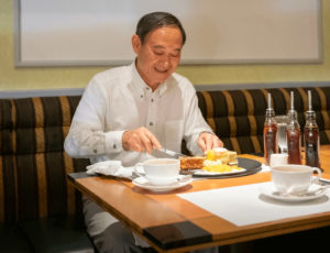 ホテルニューオータニのパンケーキを食べる菅さん