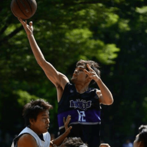 池上享平ケビンのバスケットボールプレー中