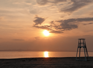 富津海水浴場の海岸線の夕陽