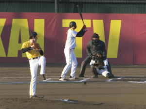 『炎の体育会TVSP』で現役プロ野球と対戦する間宮祥太朗