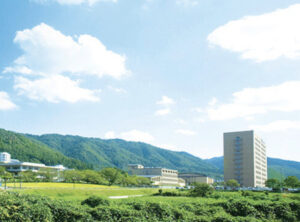 京都学園大学（現在、京都先端科学大学）の外観