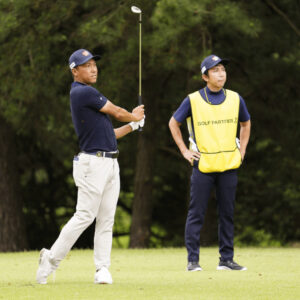 内藤プロとキャディをする高木勇輔