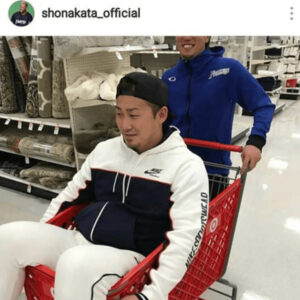 ショッピングカートに乗る中田翔とそれを押す井口和朋