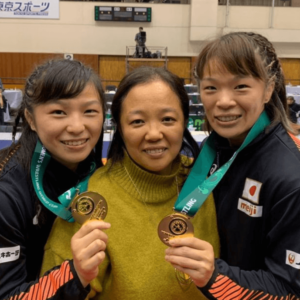 川井友香子と川井梨沙子と母親