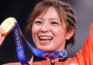 東京五輪の表彰式の川井友香子